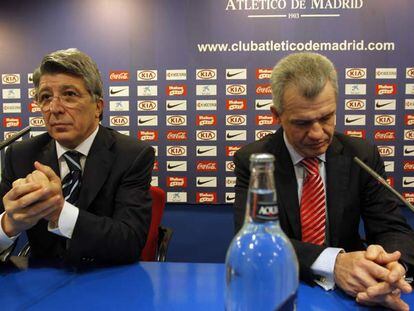 Enrique Cerezo y Javier Aguirre, en la despedida del técnico.