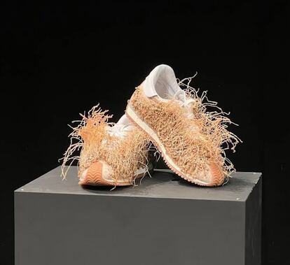 En las zapatillas deportivas de Ulargui crecen las plantas. Su originalidad ha cautivado a grandes del sector, como Loewe, que ha colaborado con ella en uno de sus proyectos más originales de los últimos tiempos.