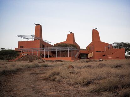Vista del campus de Starlions desde el lago Turkana.