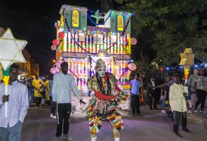 Desfile navideño en las calles de Saint Louis.