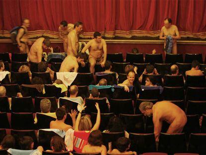 Espectadores de la Asociación para el Desarrollo del Nudismo en la obra <i>Naked boys singing, </i><b>en el teatro Arlequín de Madrid.</b>