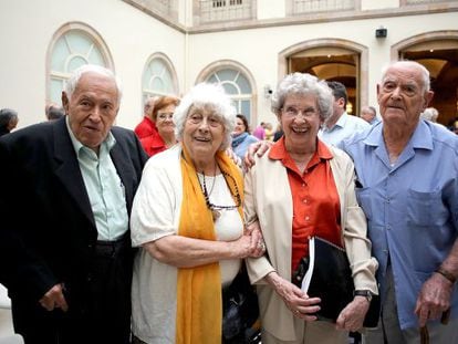 Teresa Rebull, segunda por la izquierda, en un homenaje a Andreu Nin en el Parlament.
