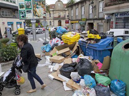 Basura acumulada en una calle de Ponteareas.