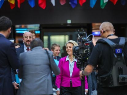 El presidente del Consejo Europeo, Charles Michel, y la presidenta de la Comisión Europea, Ursula von der Leyen, al acabar el Consejo Europeo del 1 de febrero.