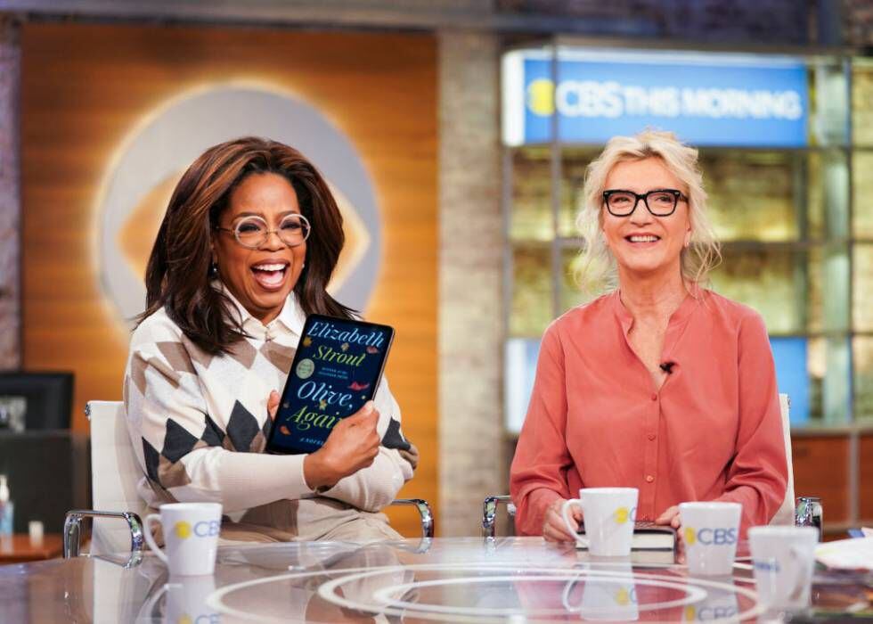 La presentadora Oprah Winfrey con la escritora Elizabeth Strout, que tuvo la suerte de ser seleccionada por la poderosa presentadora para su club de lectura con su obra 'Olive, again'.