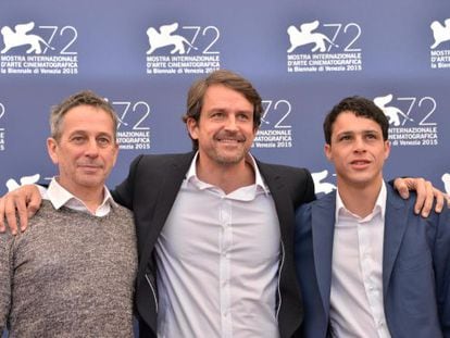 El director venezolano Lorenzo Vigas (en el centro) junto a los actores Alfredo Castro (izquierda) y Luis Silva (derecha) en el Festival de Venecia.