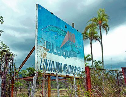 Cartel a las afueras de Santiago de Cuba en contra del embargo comercial a la isla.