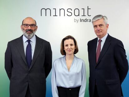 Fernando Abril-Martorell, presidente de Indra (i), junto con Cristina Ruiz, responsable de Minsait, y Javier de Andrés, consejero delegado (d).