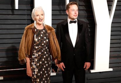 Elon Musk con su madre, Maye, en la fiesta de los Oscar de 2017 organizada por la revista 'Vanity Fair'.