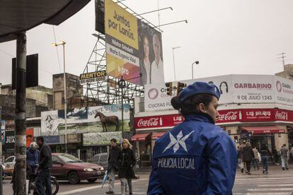Propaganda de la futura gobernadora bonaerense, María Eugenia Vidal, en Lanús, municipio de la periferia en el que también perdió el peronismo.