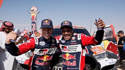 El piloto catarí Nasser Al Attiyah y su copiloto Matthieu Baumel, a su llegada a Yedda como campeones del Rally Dakar.