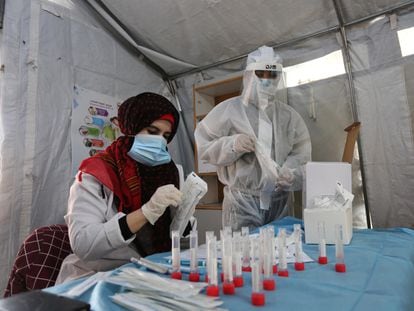 Sanitarios palestinos en una carpa de pruebas de detección, el martes en Jan Yunis, franja de Gaza.