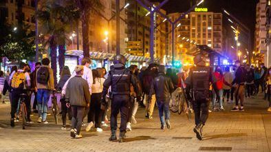 Agentes de la policía dispersan a los grupos de más de seis personas que se encuentran en las calles de Logroño, tras los disturbios. En vídeo, los disturbios em la ciudad este fin de semana.