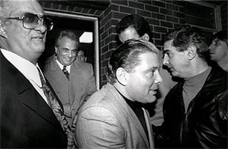 Sammy Gravano (Centre) et John Gotti quittent un club de New York.