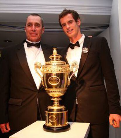 Ivan Lendl (i), posa sonriente junto a su pupilo Andy Murray, con el trofeo de Wimbledon 2013.