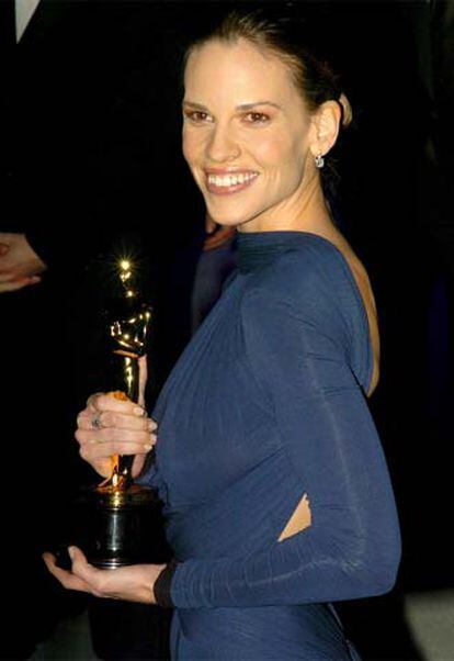 Hilary Swank con el Oscar a la mejor interpretación femenina por <i>Million dollar baby,</i><b> a su llegada a la fiesta organizada por</b> <i>Vanity Fair</i> tras la ceremonia.