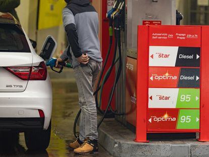Un conductor reposta en una gasolinera de Madrid, este miércoles.