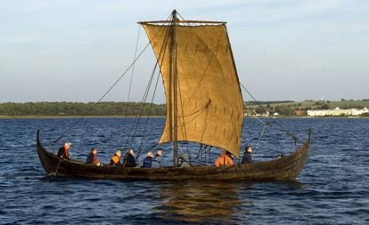 Una de las embarcaciones del Museo de Barcos Vikingos durante un crucero por el fiordo de Roskilde, en Dinamarca.