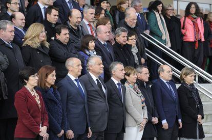 El Lehendakari, Iñigo Urkullu, junto con los consejeros del Gobierno vasco y el cónsul general de Francia en el País Vasco, Fabrice Delloye, han tomado parte en Lakua en una concentración silenciosa de cinco minutos.
