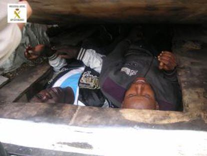 Dos inmigrantes ocultos en el doble fondo de una furgoneta.