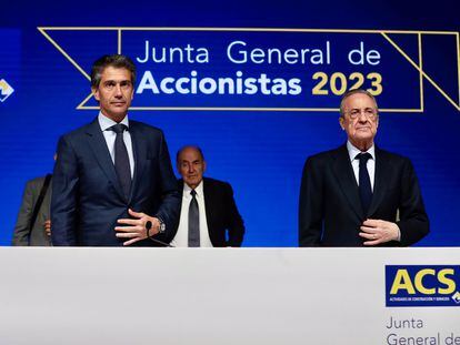 El consejero delegado de ACS, Juan Santamaría (izquierda), junto al presidente de la compañía, Florentino Pérez, este viernes, en la junta de accionistas celebrada en Madrid.