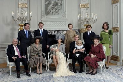 Bautizo de Alejandra, la segunda hija de los príncipes de Holanda. Una ceremonia que tuvo lugar en noviembre de 2005 y a la que también asistieron los padres de Máxima (en la foto, abajo a la derecha).