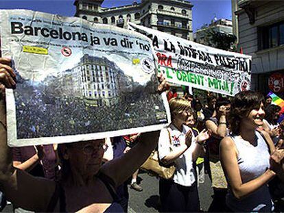 Manifestantes convocados por la Plataforma Aturem la Guerra, ayer, en la Via Laietana de Barcelona.