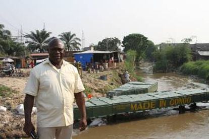 Kankonde Tshikololo, director de la empresa de reciclaje Congo Salubrité, posa delante una aspiradora fluvial.