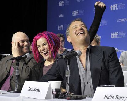 De izquierda a derecha, los hermanos Andy y Lana Wachowski, y Tom Hanks, en la presentaci&oacute;n en Toronto de &#039;El atlas de las nubes&#039;.