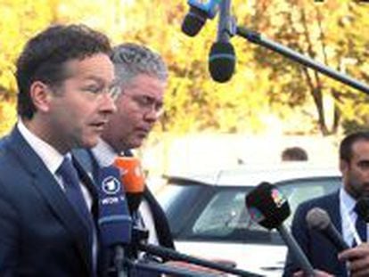 El presidente del Eurogrupo, Jeroen Dijsselbloem, hace declaracione a su llegada a la reuni&oacute;n del ECOFIN que se celebra hoy en Mil&aacute;n. 