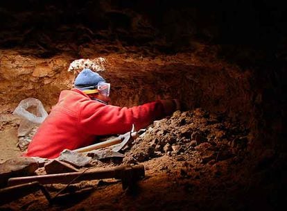 Excavación de una galería en el complejo neolítico minero de sílex de Casa Montero.