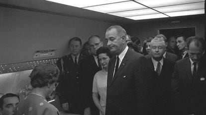 Lyndon B. Johnson se dispone a asumir la presidencia de Estados Unidos tras el asesinato de John F. Kennedy minutos antes en Dallas.