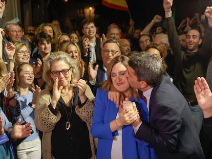 El presidente del PPCV, Carlos Mazón besa este domingo a la candidata a la alcaldía de Valencia, Maria José Catalá, a su llegada a la sede del partido en Valencia.