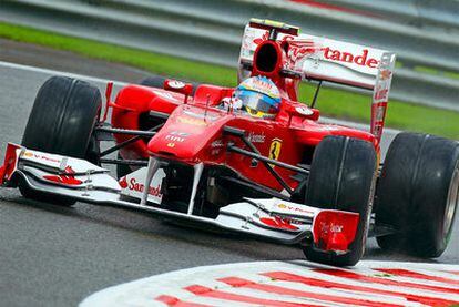 Fernando Alonso conduce su Ferrari durante los entrenamientos libres del Gran Premio de Bélgica.