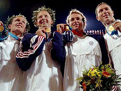 De izquierda a derecha, Brendan Hansen, Ian Crocker, Aaron Peirsol y Jason Lezak con sus oros.