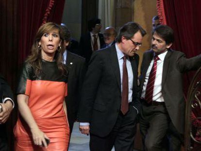 Alicia S&aacute;nchez Camacho pasa por delante del presidente de la Generalitat Artur Mas que conversa con Oriol Pujol, durante el pleno del Parlament.