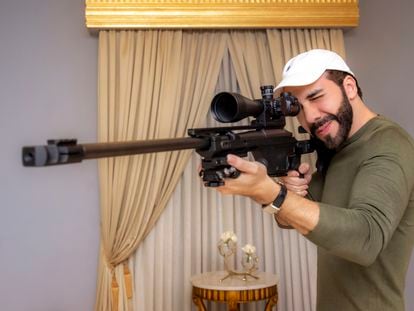 Nayib Bukele, juega con un rifle de francotirador en su oficina, en octubre de 2023.