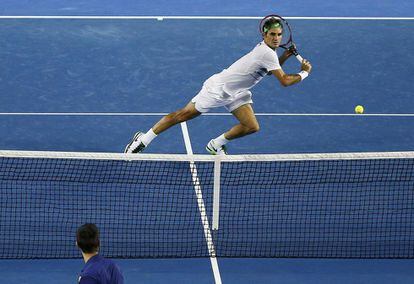Federer y Djokovic. Con su victoria ante el suizo, Nole conquistó el billete para la final.