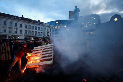 Agricultores protestan en la plaza de Luxemburgo de Bruselas, este jueves. 