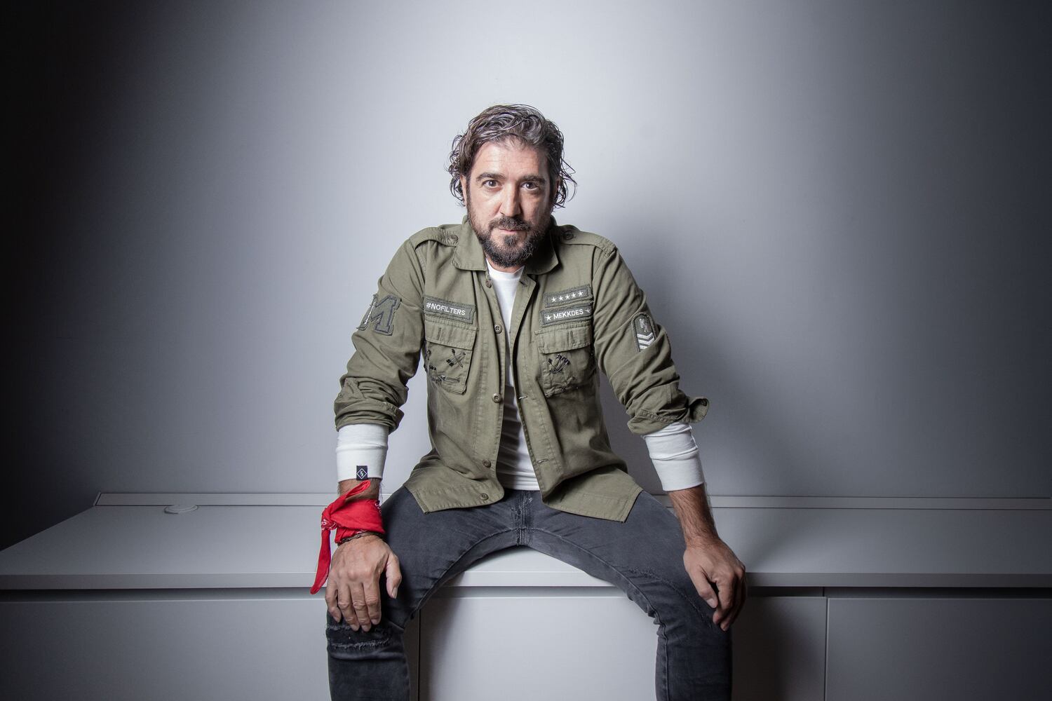 Orozco tiene claro que el presente es lo único que nos queda. “Hay mucha gente empeñada en hacer que no está pasando esto que nos está pasando. Pero cada uno de los días de estos últimos nueve meses son parte de nuestras vidas”, asegura a ICON el cantante.