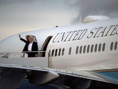 El presidente Trump sube abordo del Air Force One en New Jersey.