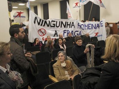 Una de las hermanas de Fraga durante el homenaje