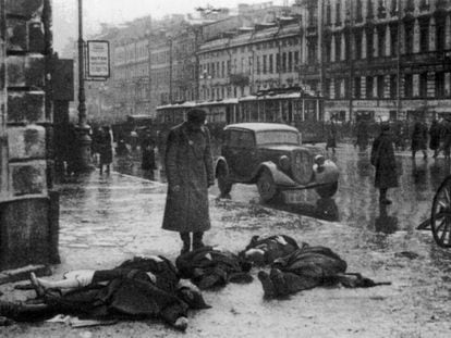 Primeras v&iacute;ctimas del asedio de Leningrado a manos del ej&eacute;rcito alem&aacute;n, en septiembre de 1941 (reproducci&oacute;n del libro &quot;El sitio de Leningrado, 1941-1944&quot;).