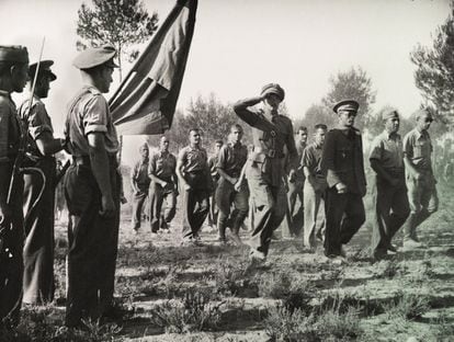 Un grupo de soldados desfila en Artesa de Segre (Lleida), en junio de 1938. Las imágenes del libro recogen la vida diaria en los frentes del Ebro y el Segre.