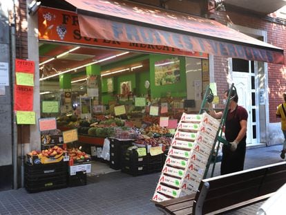 Frutería Zhang, una de las estafadas por un policía local de Santa Coloma. © Foto: Cristobal Castro.