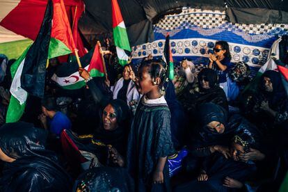 Un grupo de personas, entre ellas varios niños, da la bienvenida a los recién llegados. Según Acnur, de los más de 170.000 refugiados saharauis, el 50% de las mujeres en edad reproductiva y los niños de los campamentos padecen anemia, además de altas tasas de desnutrición (7,6%) y retraso del crecimiento (28%).