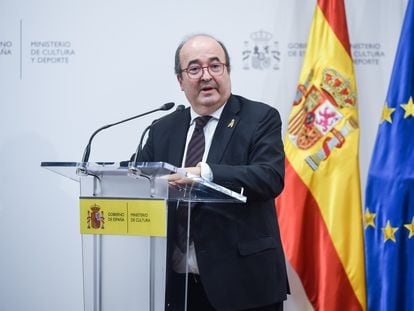 El exministro de Cultura y Deporte, Miquel Iceta, interviene durante el traspaso de su cartera a Ernest Urtasun, el pasado día 21.