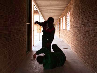 Un estudiante golpea a otro, en una fotografía ilustrativa.