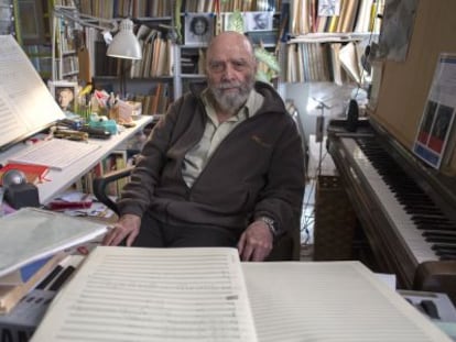 El compositor Luis de Pablo, rodeado de sus partituras en su casa de Madrid.