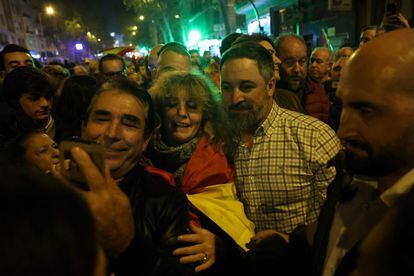 Some of the protesters take a selfie with Santiago Abascal, this Wednesday during the protest against the amnesty in front of the PSOE headquarters, in Madrid.